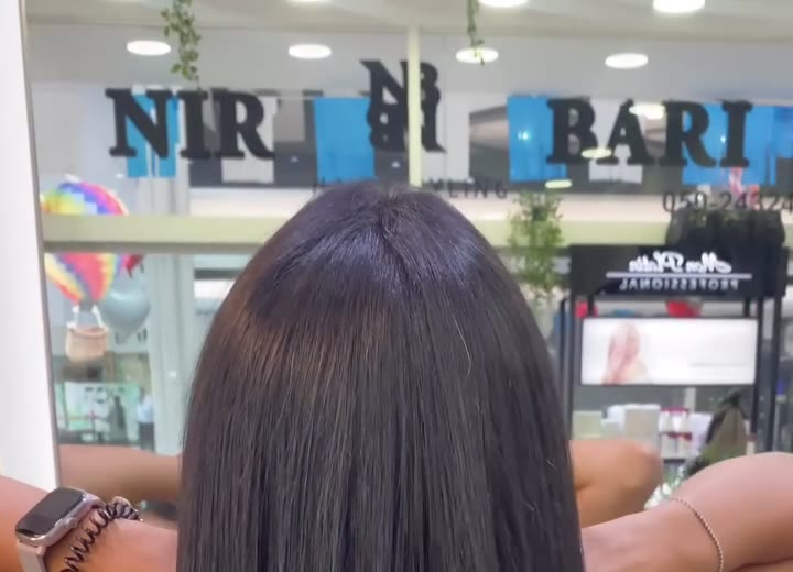 חלון הסלון של ניר ברי בקניון הבאר, עם השלט NIR BARI